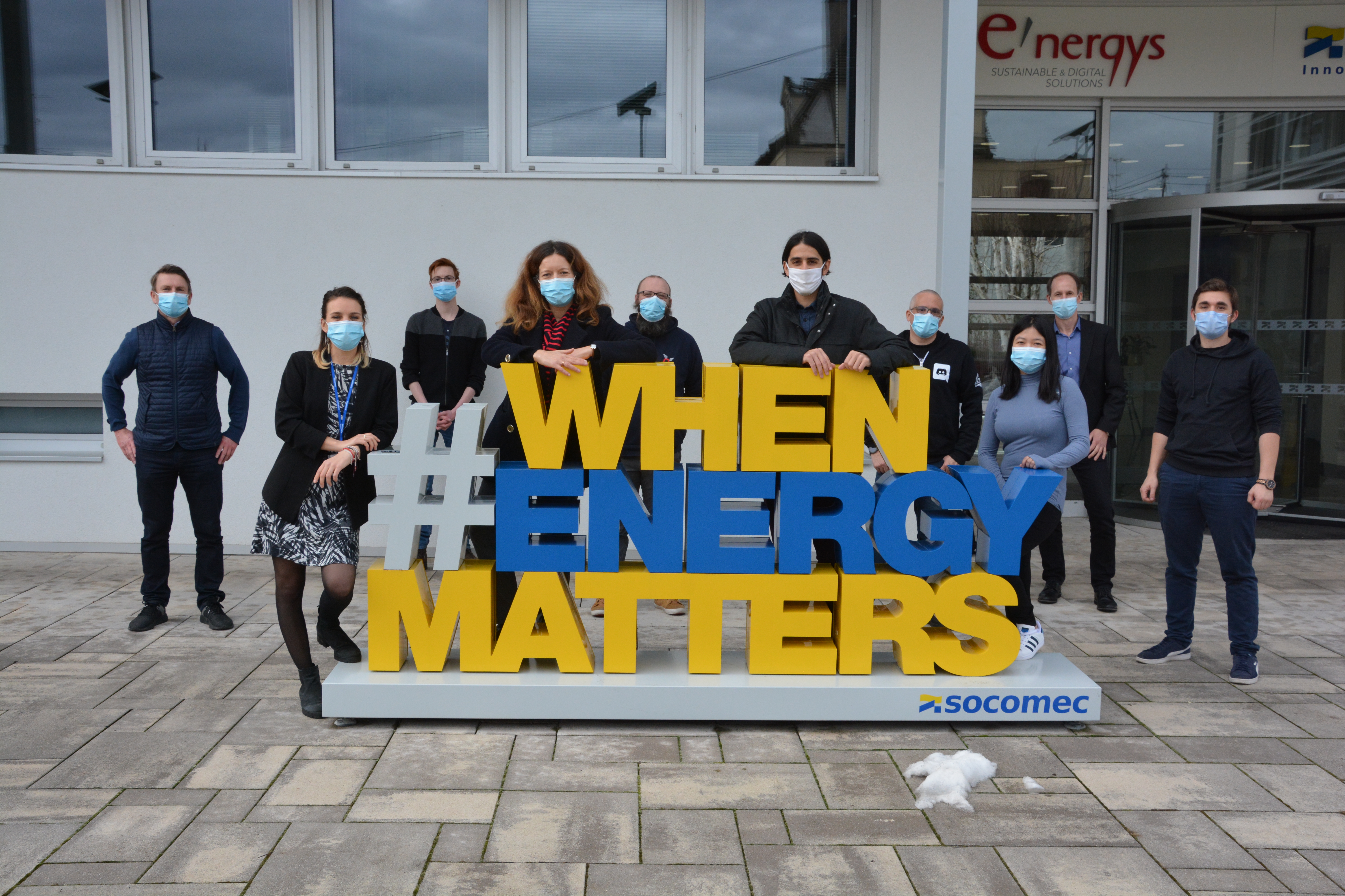 Hélène Monot, Fondation Université de Strasbourg, et Thomas Lecourt, Emmaüs Connect, entourés des équipes Socomec impliquées sur le projet