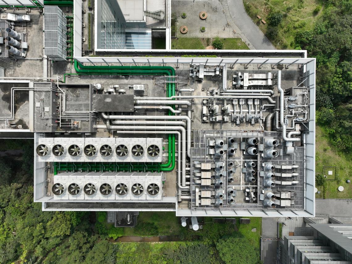 Roof of a data centre with the entire ventilation and cooling system